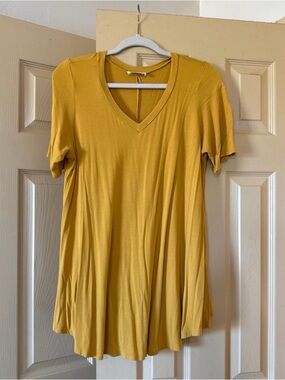 Women’s Mustard V-Neck Short Sleeve Tunic Top
